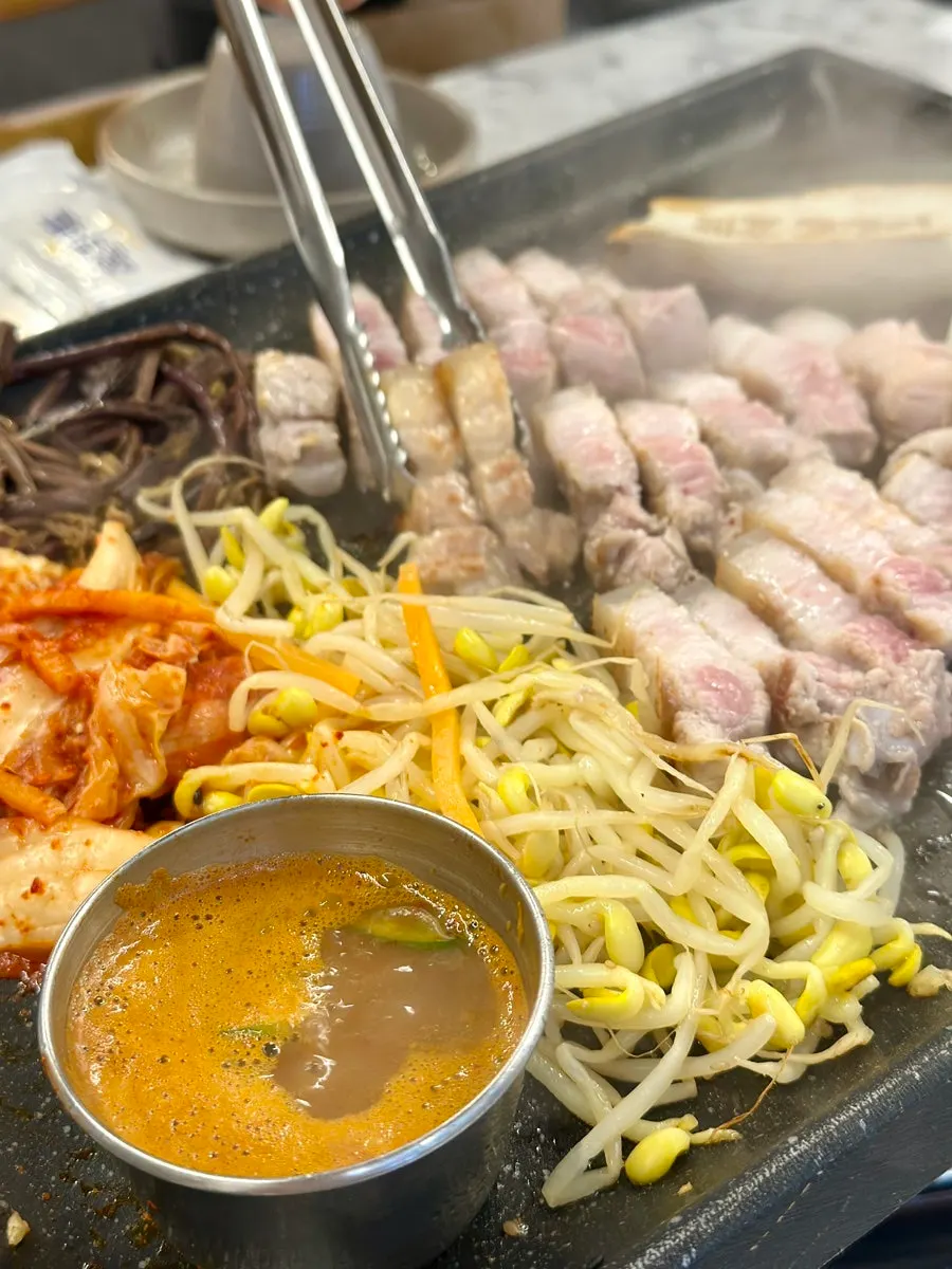 불판 위 흑오겹살과 멜젓