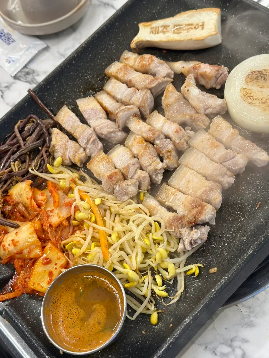 숙성 흑오겹살 180g 굽는 모습