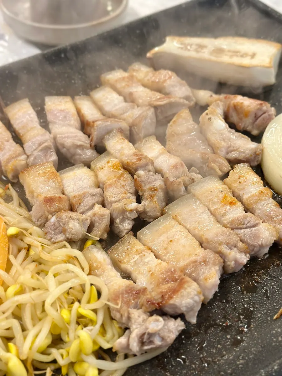노릇하게 구워진 흑오겹살