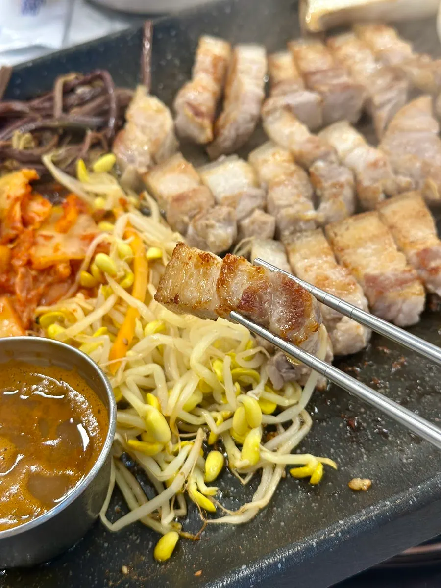 잘라놓은 흑오겹살 단면