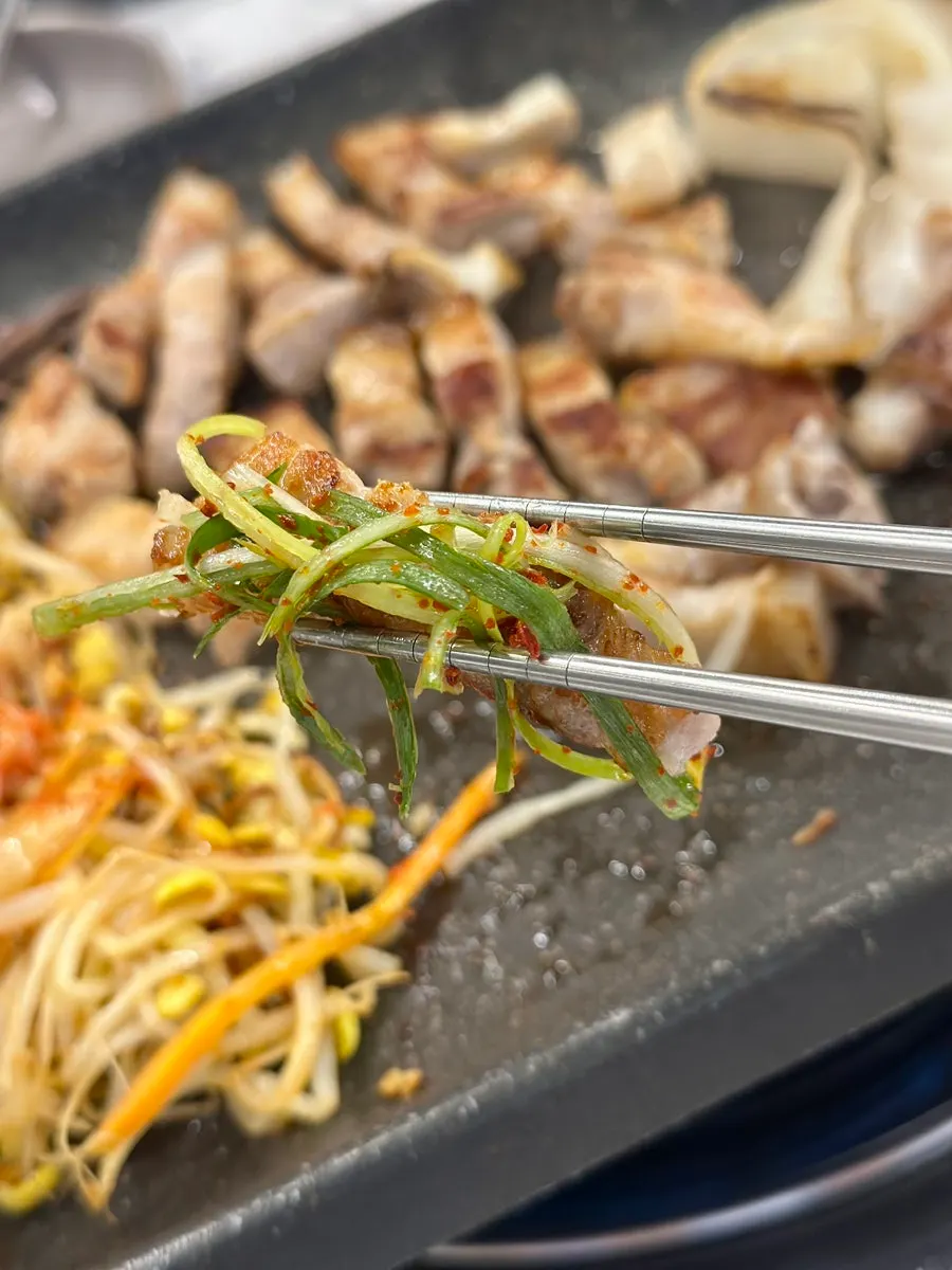 파채 올린 흑돼지 한 점