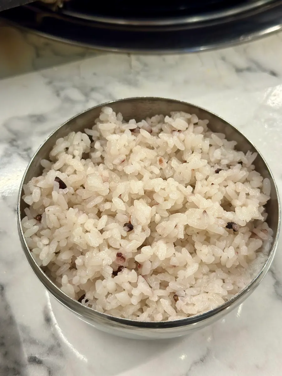 두부와 고기가 든 김치찌개와 밥