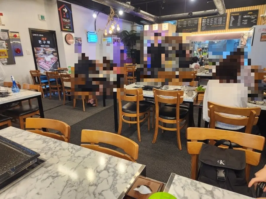 Seating inside Don Gueo