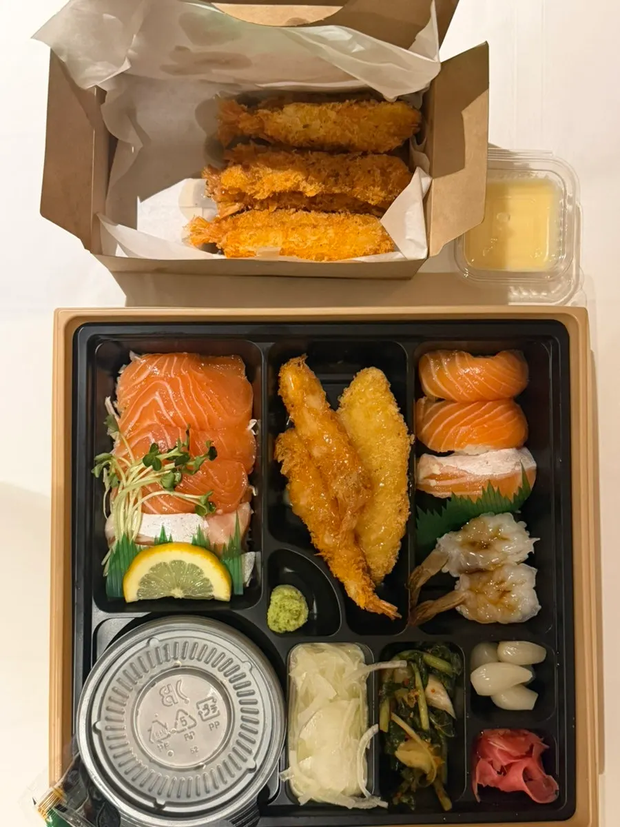 Thick-sliced salmon and sushi pieces