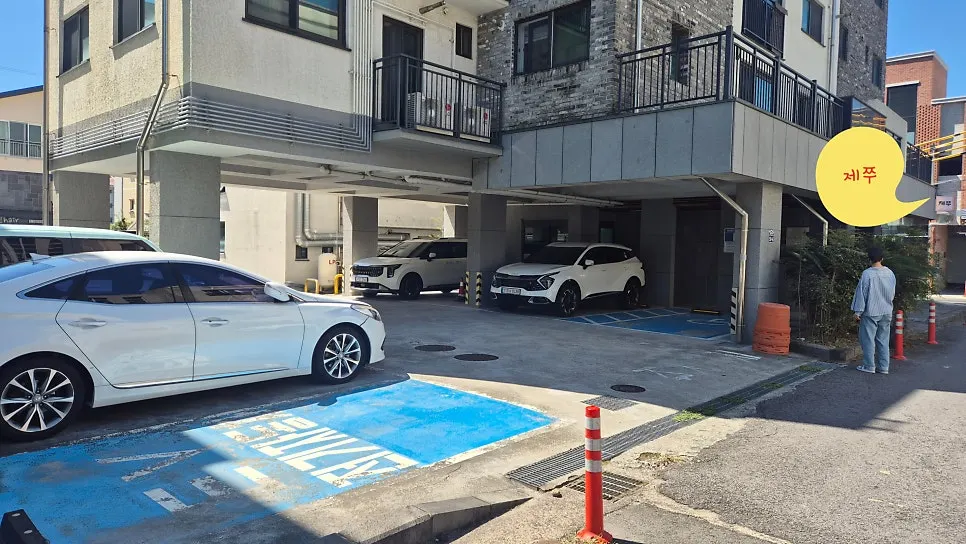 Exterior of Jejju Donghong Branch building and parking area