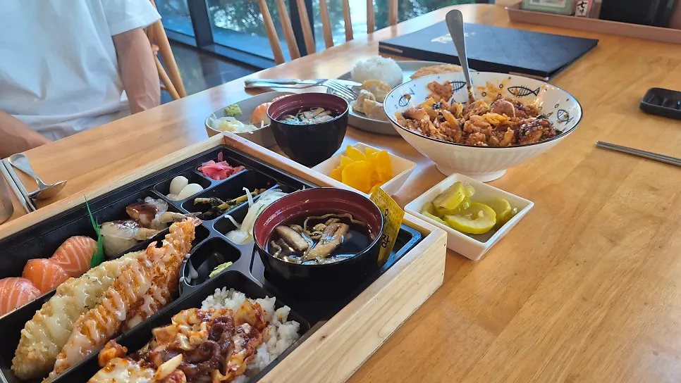 Ordered dishes laid out on the table at Jejju Donghong Branch