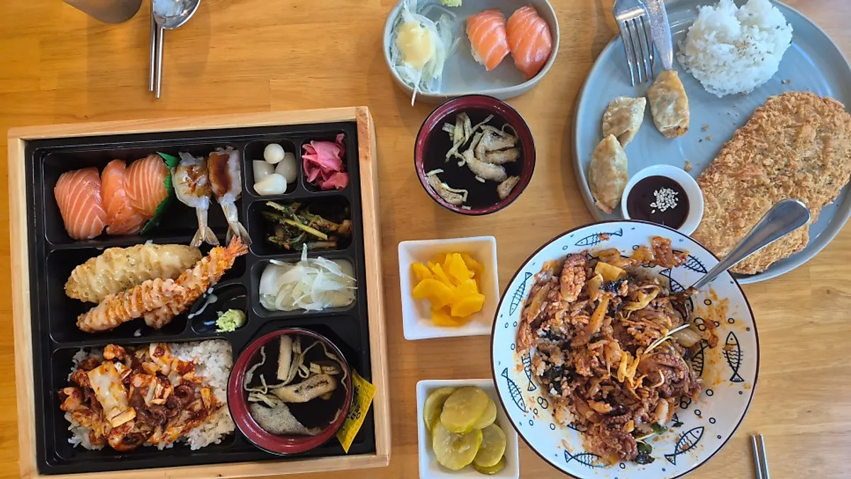 A full spread of rice bowl, lunchbox, and pork cutlet eaten at Jejju Donghong Branch