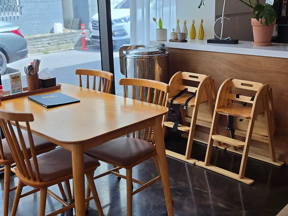Hall seating with many tables at Jejju Donghong Branch