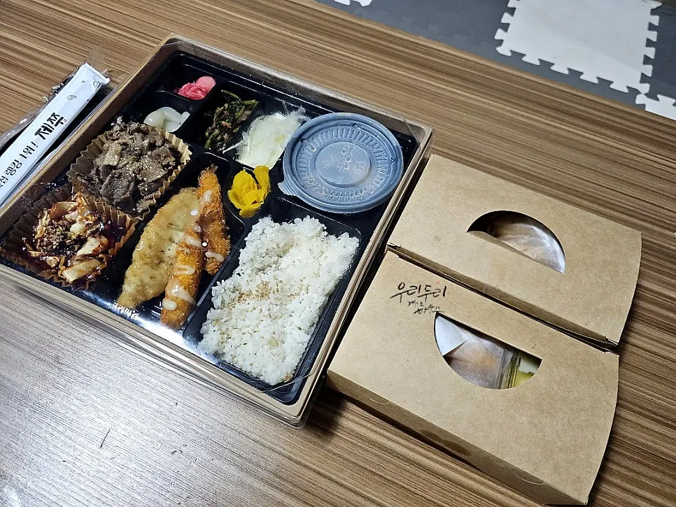 연어 메뉴가 포함된 제쭈 동홍점 메뉴판