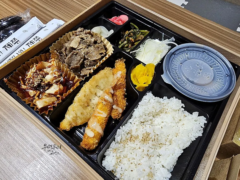 집 상에 펼친 중문도시락과 튀김 세트