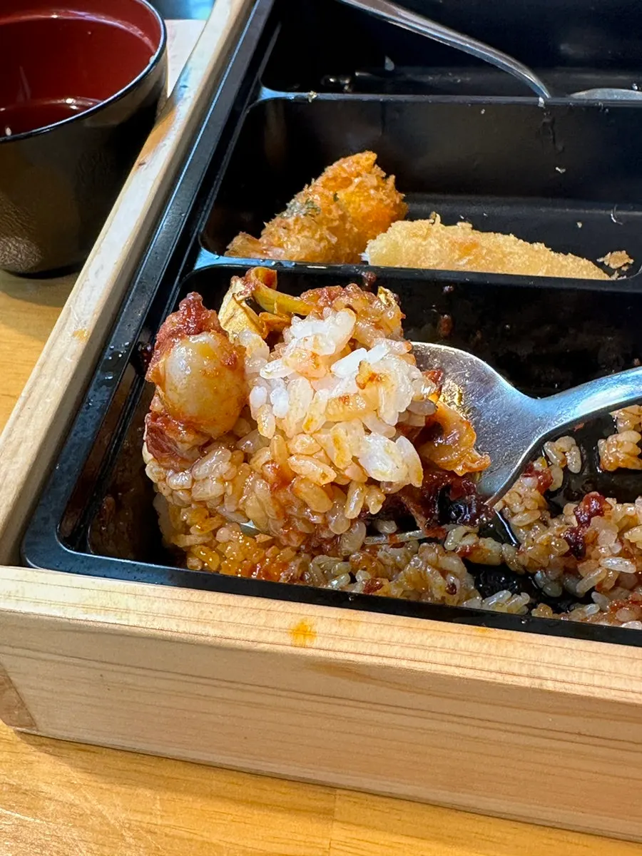 Eating the stir-fried octopus together with rice