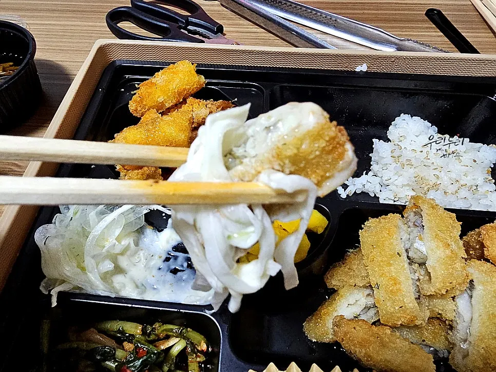 바삭하게 데워진 생선까스