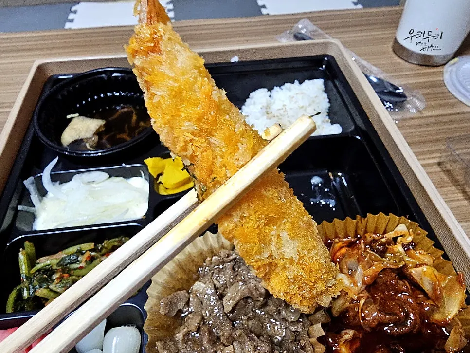 동태살이 보이는 생선까스 단면과 특제소스