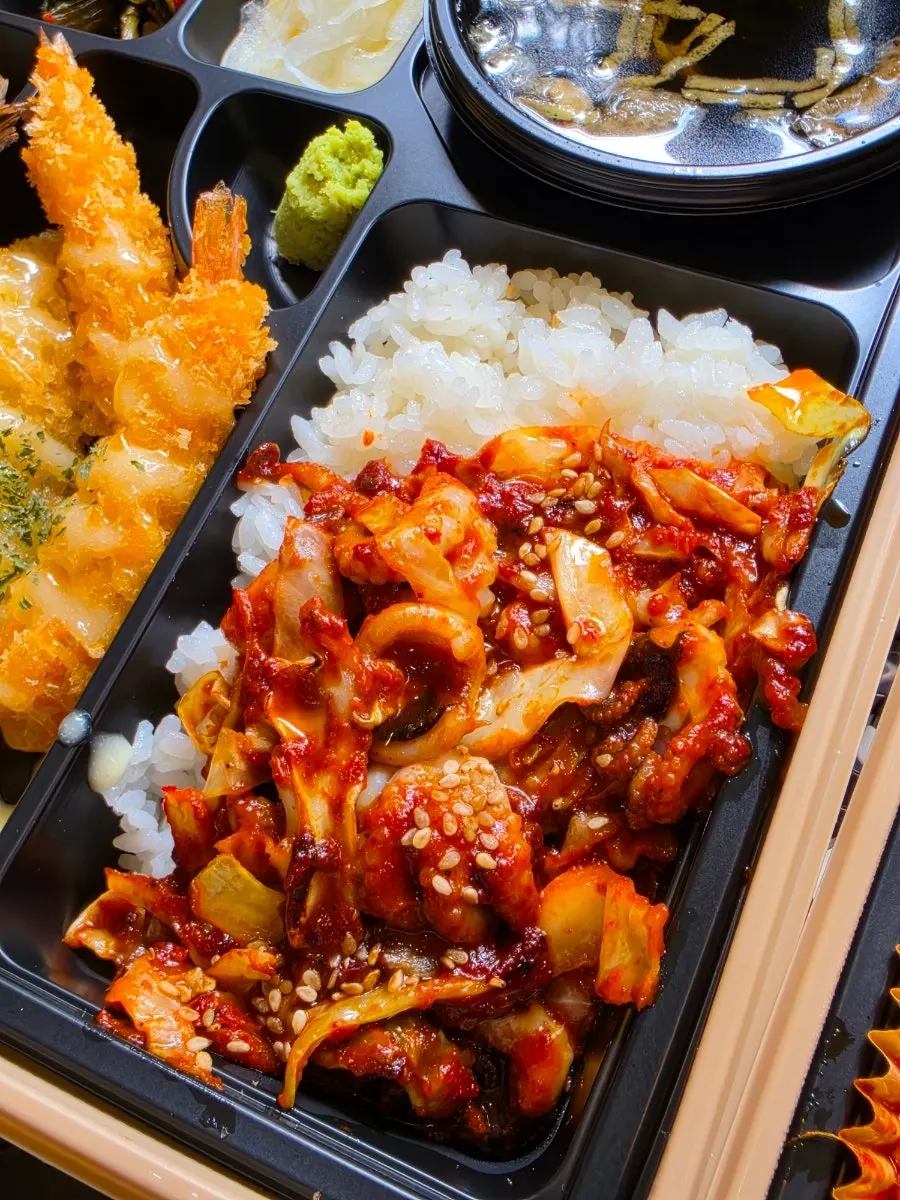 Fried food and stir-fried jjukkumi in the box