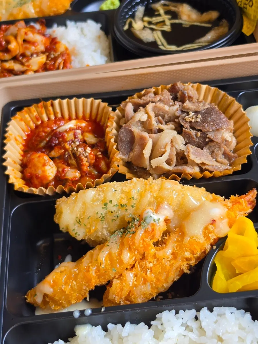 Rice and stir-fried jjukkumi in the Jungmun box
