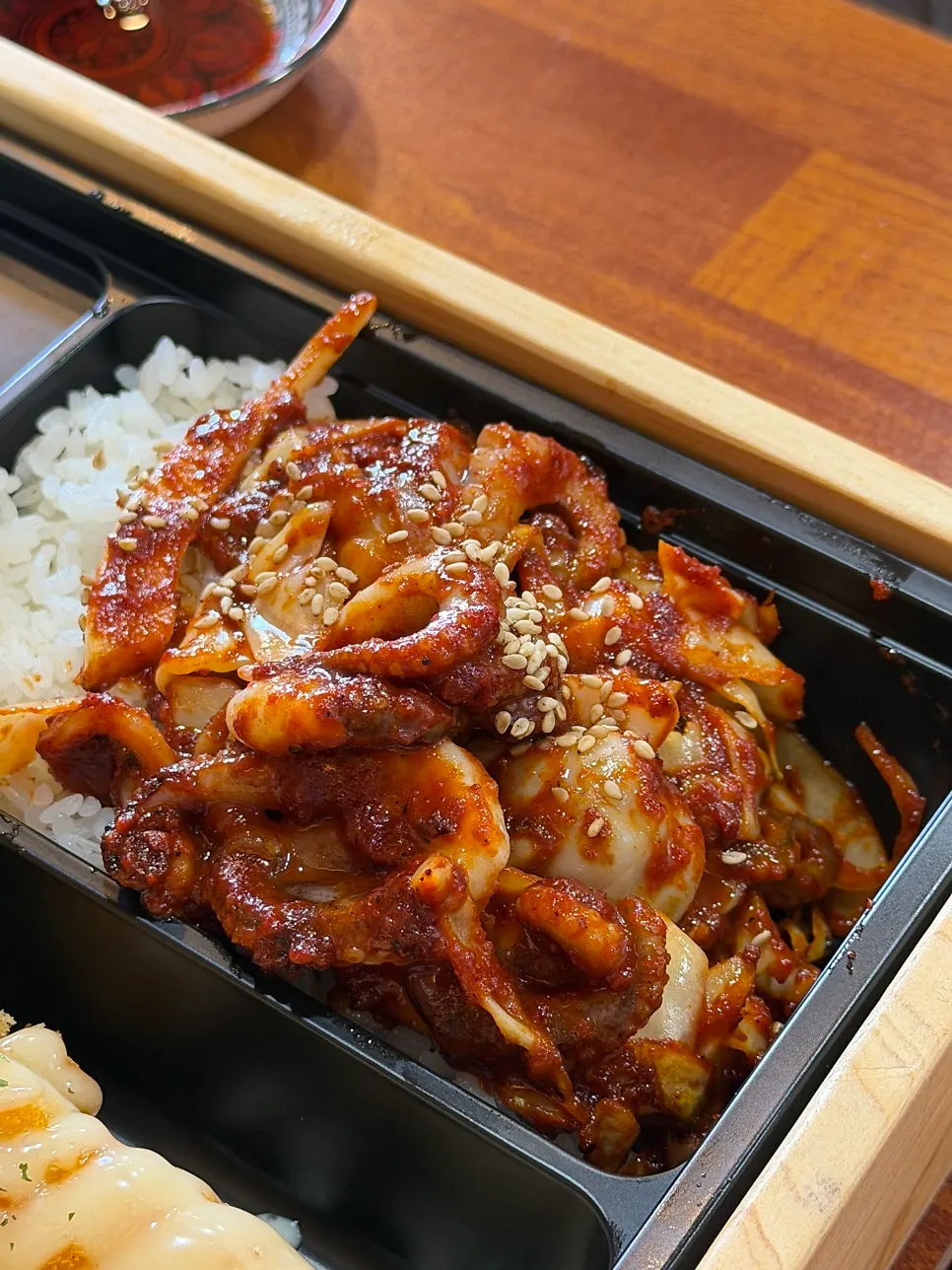 쭈꾸미볶음과 반찬이 담긴 도시락 칸