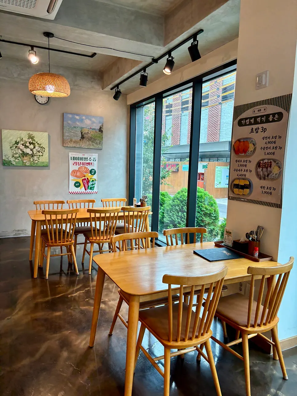 Spacious seating inside Jejju Donghong Branch