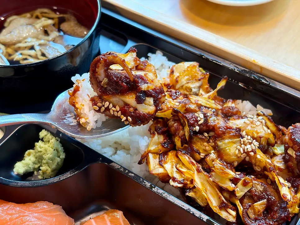 Soup and kimchi served with the lunch box