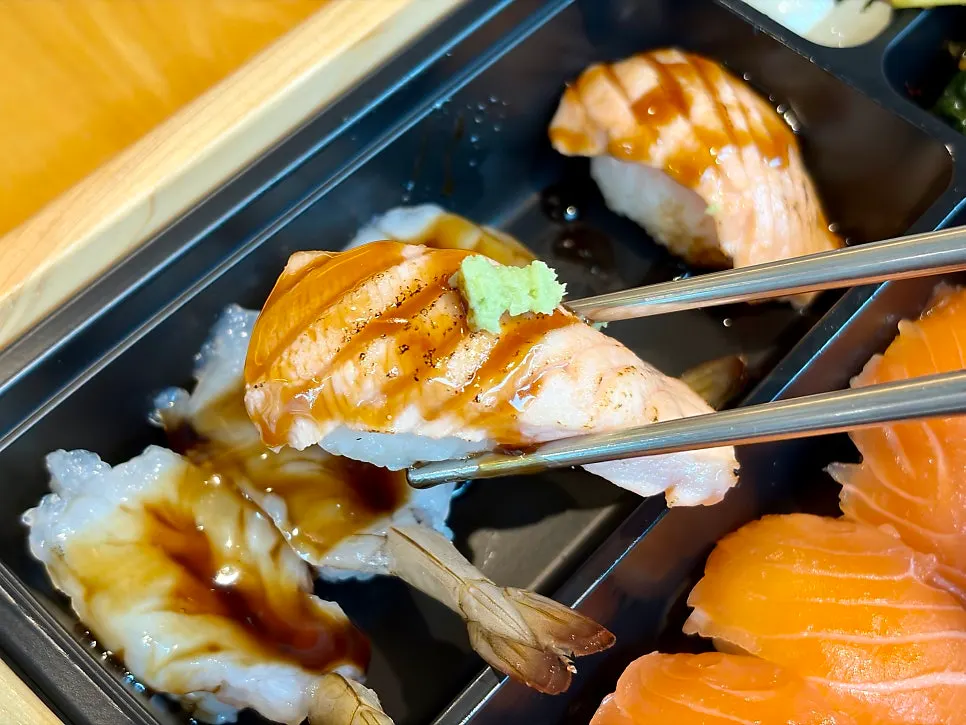Salmon sushi topped with onion