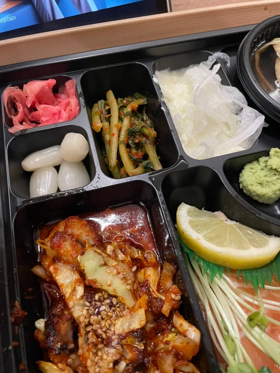Takeout container of the anju sam-chongsa