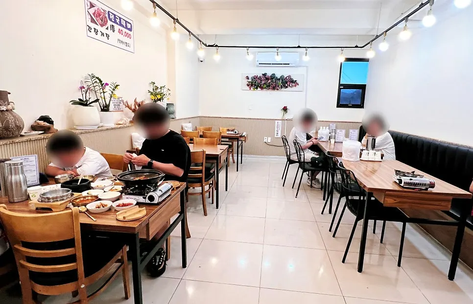 Seating and interior of Jejurowoon Cheonghaewon