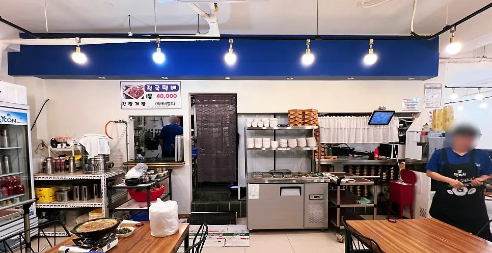 Interior view of Jejurowoon Cheonghaewon