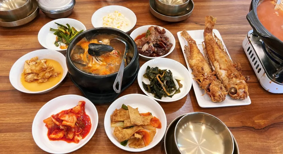Dining hall at Jejurowoon Cheonghaewon filled with families