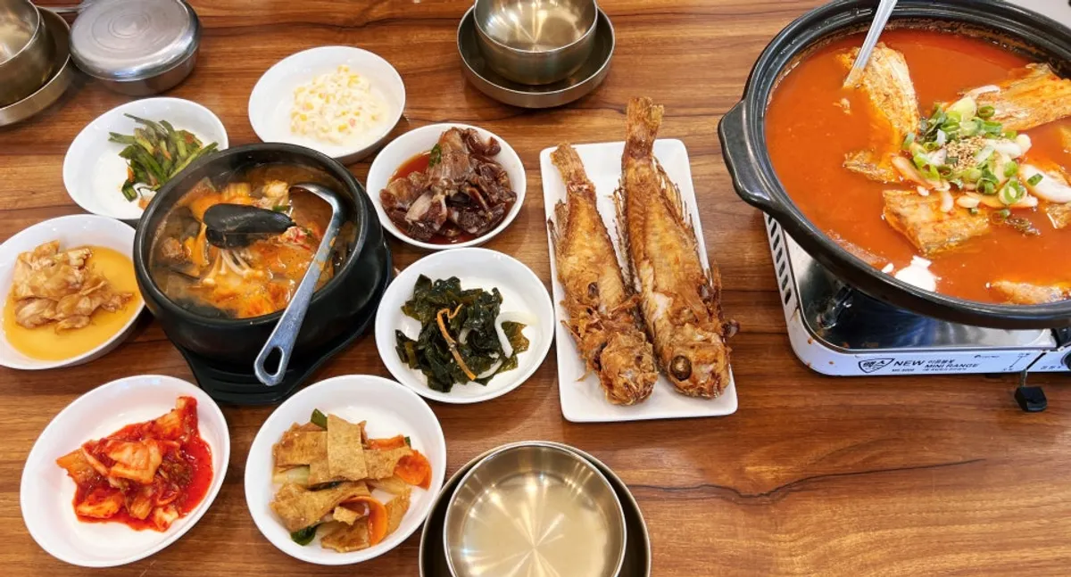 Glossy sticky pot rice with set side dishes