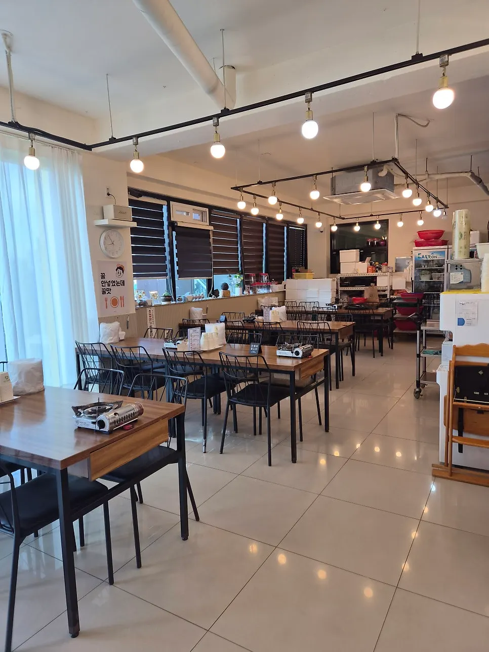 Clean, tidy seating inside Jejurowoon