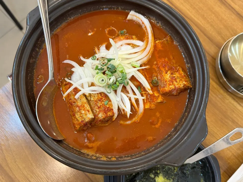 가스레인지에 올린 갈치조림 냄비