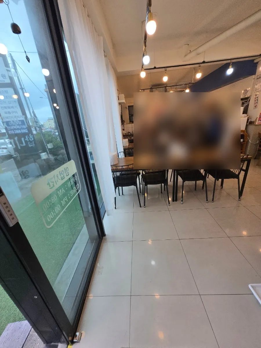 Table arrangement inside Jejurowoon Cheonghaewon