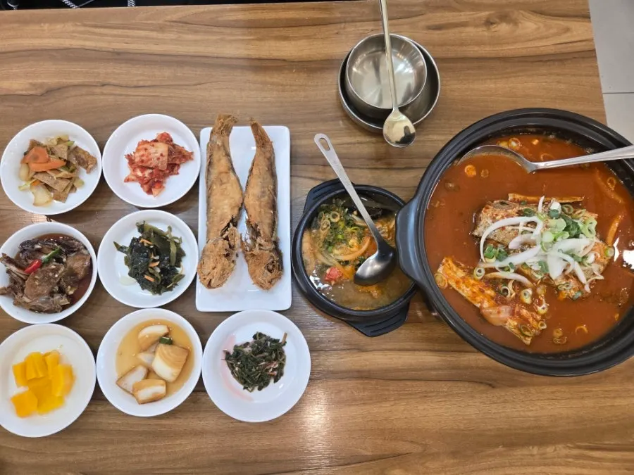 Full table spread of the A set braised hairtail meal for two