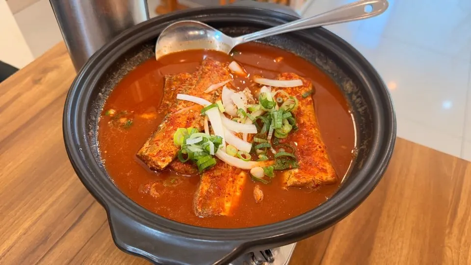 Braised hairtail served in a pot