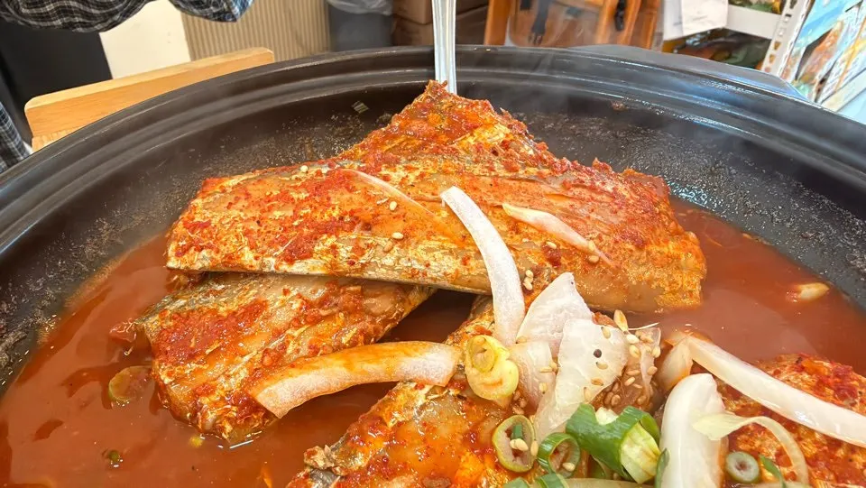 Large chunks of braised hairtail in red sauce