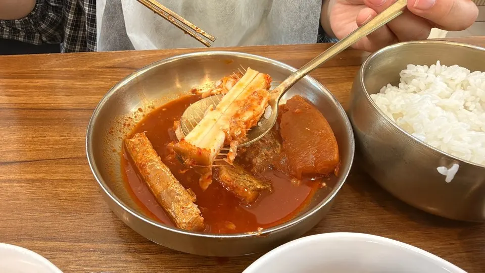 Flaking hairtail meat and eating it with rice