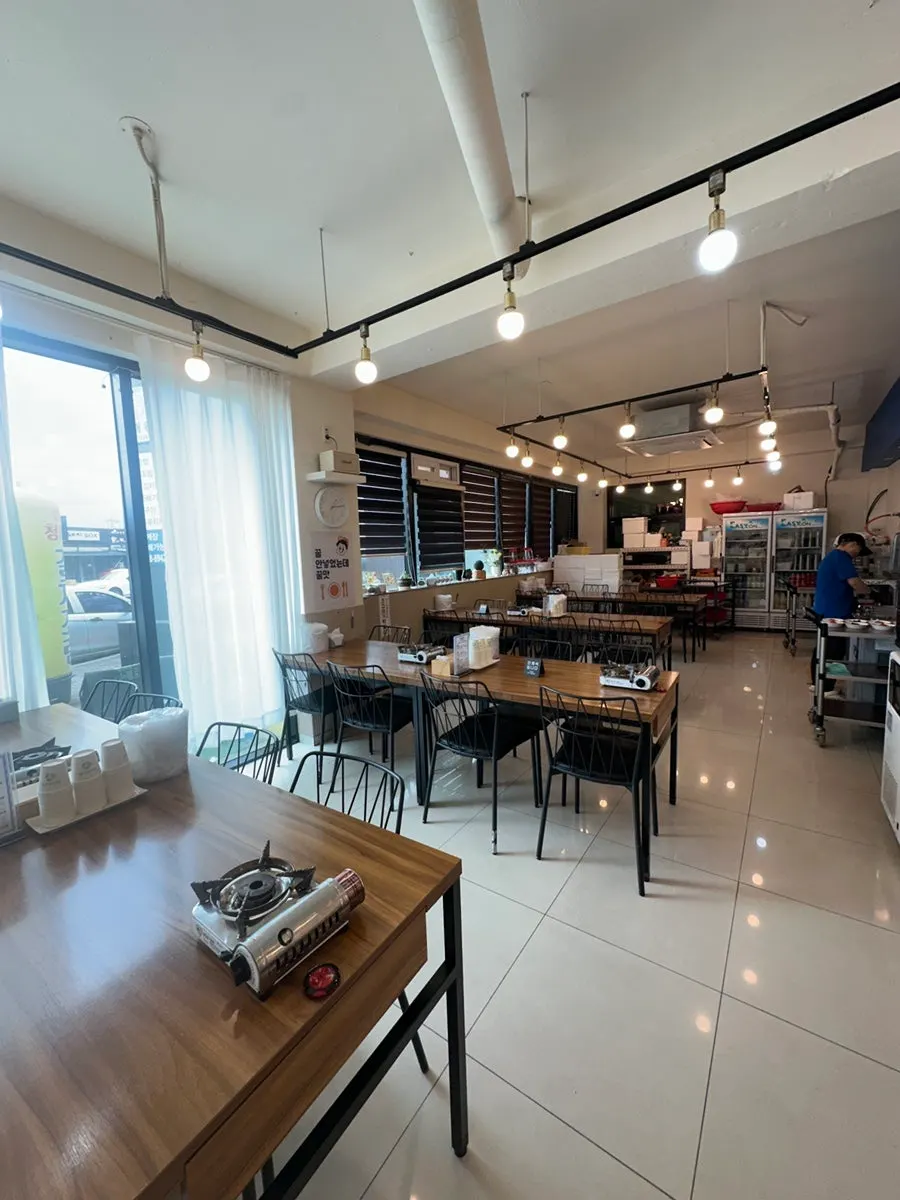 Interior of Jejurowoon Cheonghaewon with spacious tables