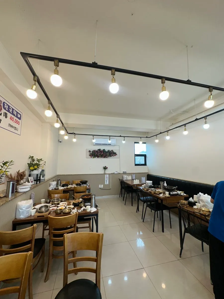 Overview of the dining area at Jejurowoon Cheonghaewon