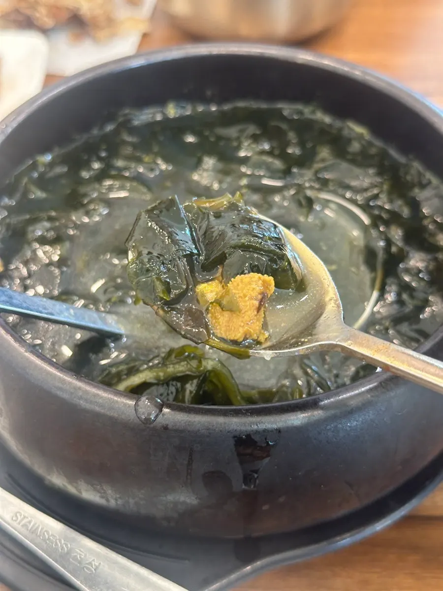 Sea urchin seaweed soup chosen as the broth