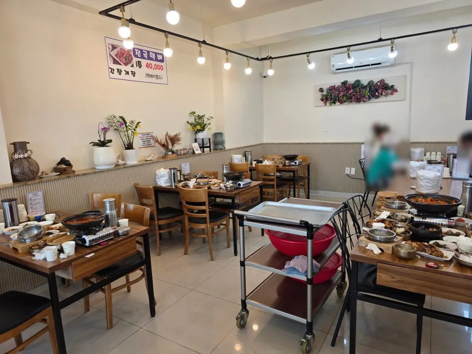 Interior view of Jejurowoon Cheonghaewon