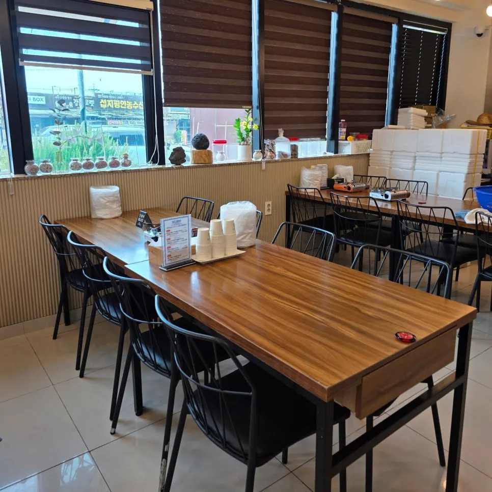 Seating and tables at Jejurowoon Cheonghaewon