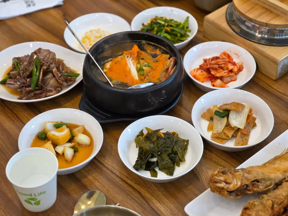 Seven basic side dishes including kimchi and stir-fried fish cake