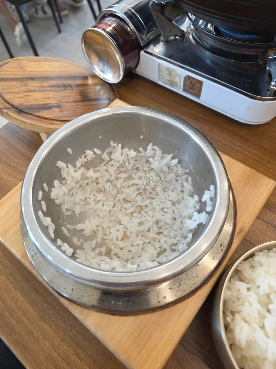 A bowl of glutinous pot rice scooped from the pot