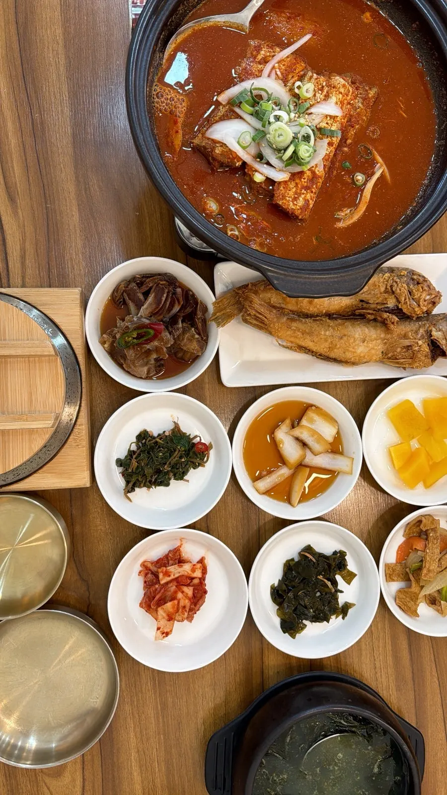A bowl of pot rice topped with hairtail flesh