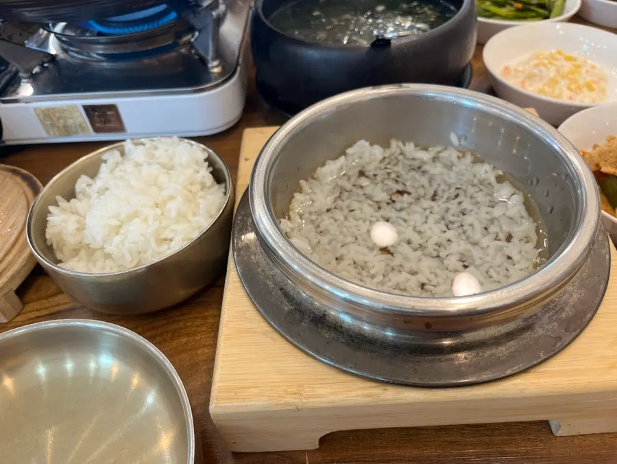 갈치조림과 밑반찬이 놓인 테이블