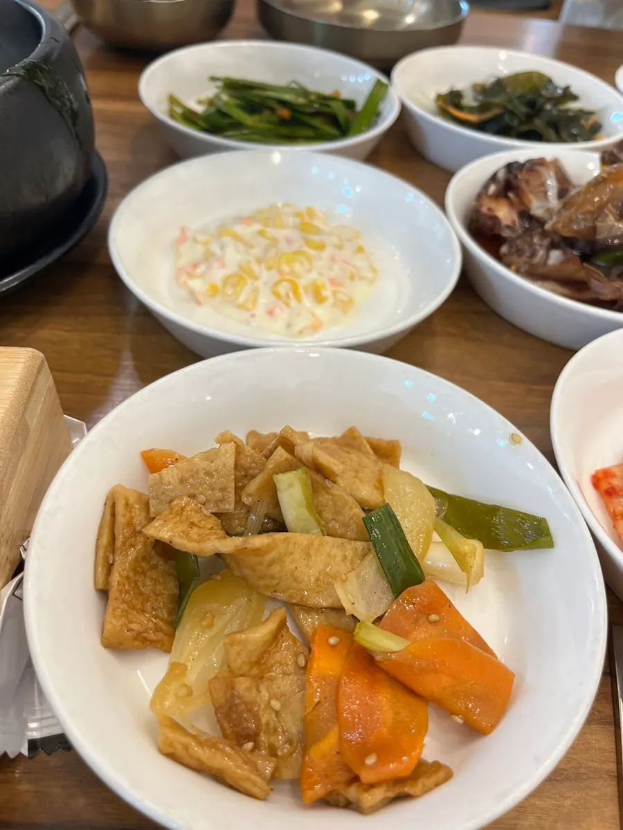 솥밥과 밑반찬 상차림