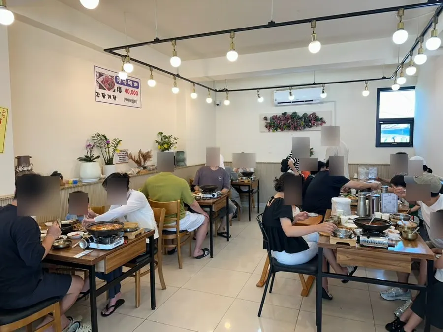 Interior of Jejurowoon with many tables