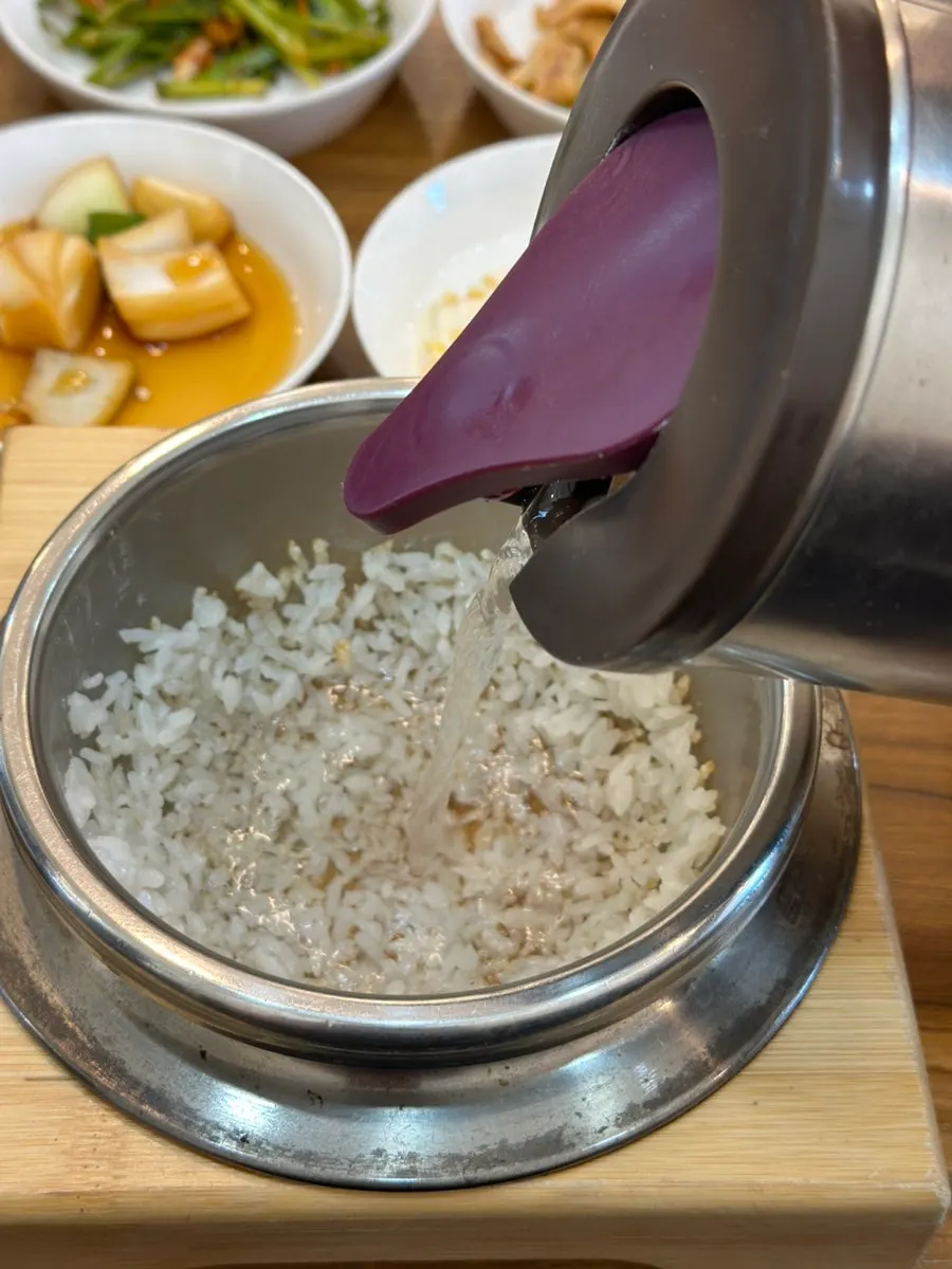 Glutinous rice in a stone pot at Jejurowoon