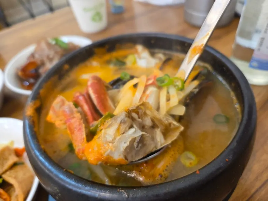팔팔 끓여 나온 해물뚝배기