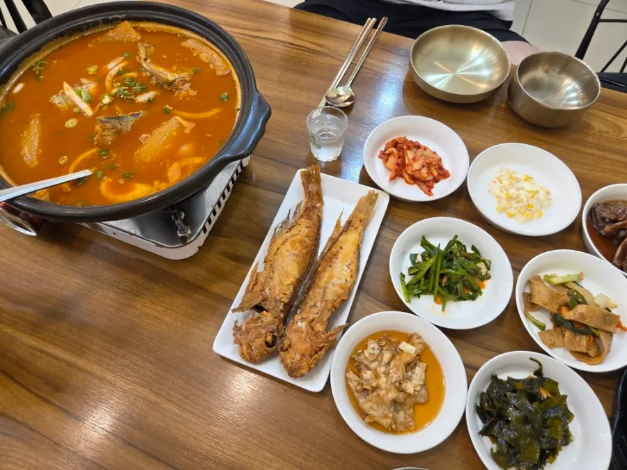 불에 올려 끓이는 갈치조림 냄비