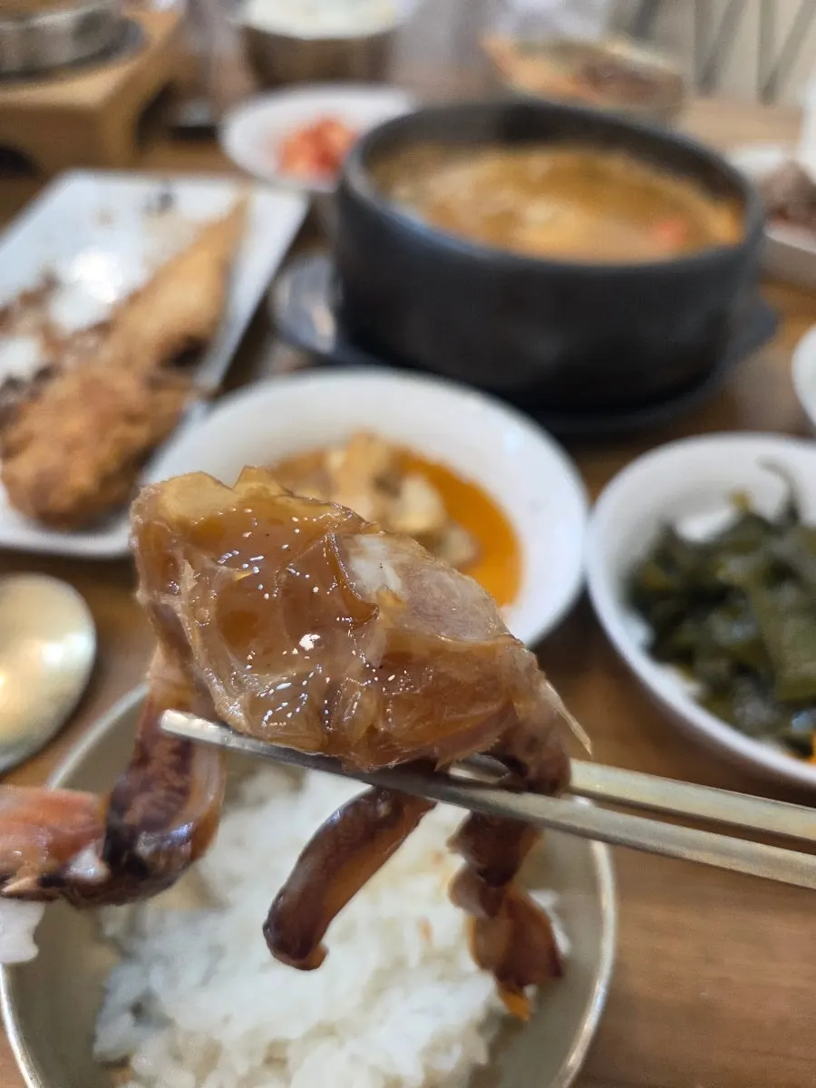 갓 지은 찰솥밥과 옥돔구이 살